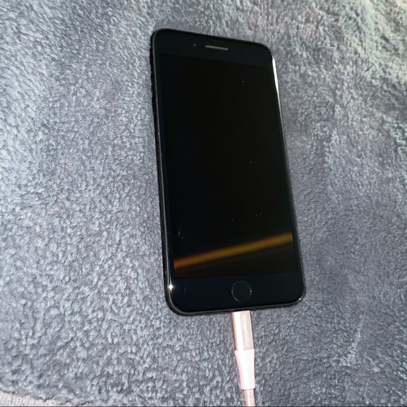 *SOLD*.        Apple iPhone 7 Plus - Picture 4 of 5